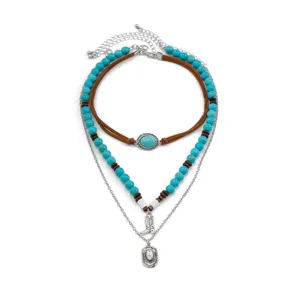 Detailansicht des dreilagigen Boho-Halsketten-Sets mit Türkisperlen und Anhängern.