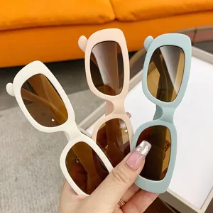 Lunettes de soleil ovales pour enfants en blanc rose et bleu mat avec verres marron