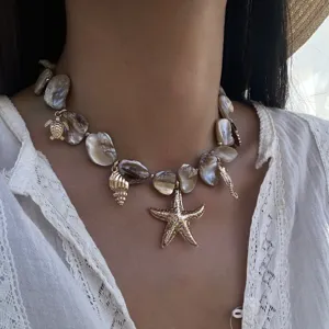 Detailaufnahme der Meereskette mit Muschelstücken und einem goldenen Seestern