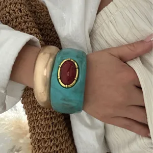 Bracelet jonc bohème en résine avec fini marbre turquoise et pierre cabochon rouge