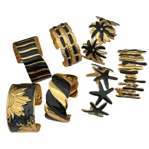 Elegante Edelstahl-Armreifen in Gold und Schwarz mit Seestern- und Blumenmustern im Set
