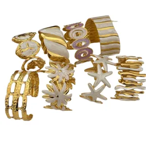 Einzigartige Manschettenknöpfe aus Edelstahl in Gold mit weißem Emaille und Seestern-Design