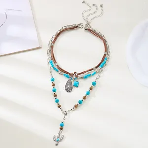 Boho Mehrschicht-Halskette mit türkisen Perlen und silbernem Kaktus-Anhänger Detail