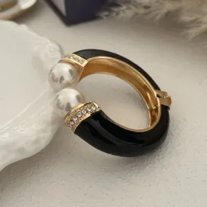 Vintage zwarte emaille manchetarmband met grote imitatieparels en strass accenten.
