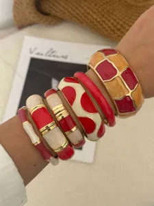 Nahaufnahme von böhmischen Emaille-Armreifen aus Legierung in Rot und Creme