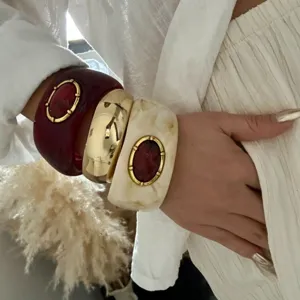Vintage-Set aus klobigen Marmorharz- und goldfarbenen Armreifen im böhmischen Retro-Stil