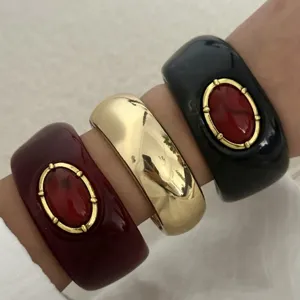 Set aus drei klobigen Retro-Armreifen aus Harz und Gold mit roten Kunststeinen im Vintage-Stil