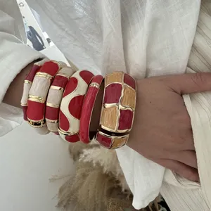 Detaillierte Nahaufnahme von böhmischen Emaille-Legierungsarmbändern in Rot und Creme-Optik