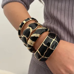 Retro zwarte emaille en gouden legering armband set voor dames met gestapeld design