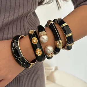 Stapelbare vintage zwart emaille goudkleurige bamboe en parel armbanden set voor dames.