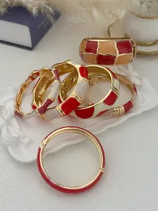 Nahaufnahme von Bohemian-Armreifen aus Goldlegierung mit buntem Emaille-Finish für Damen