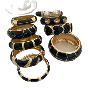 Vintage zwart geëmailleerde stapelbare armbanden met goudkleurige bamboe en hartjes