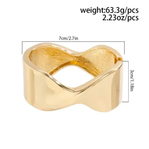 Grove gouden infinity bangle met veerscharnier, afmeting 7 cm breed en 3 cm hoog.