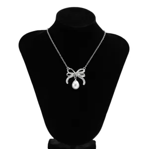 Elegante silberne Schleifenkette mit Tropfenperlenanhänger auf einem schwarzen Display