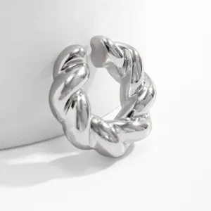 Primo piano dettagliato di un ear cuff a torsione argentato senza foro finitura lucida
