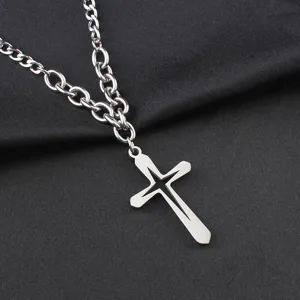 Collier chaîne cubaine pour homme en acier inoxydable avec pendentif croix évidée.