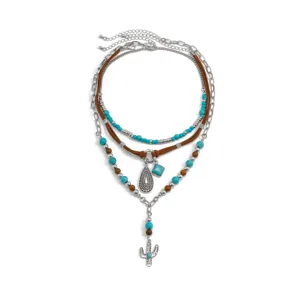 Detailansicht der mehrlagigen Boho-Halskette mit türkisen Perlen und Kaktus-Anhänger