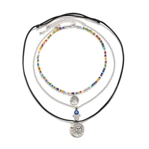 Detailansicht eines 3-lagigen Halsketten-Sets mit Perlen, Hamsa-Auge und Sonne-Mond-Anhängern