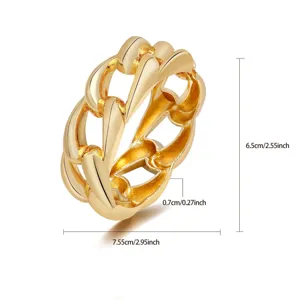 Primo piano dettagliato di un bracciale rigido dorato minimalista con dimensioni.