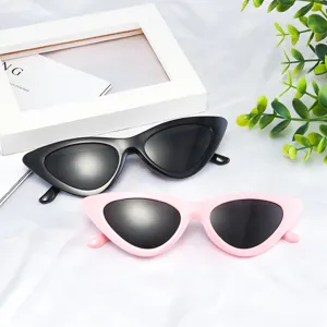 Occhiali da sole cat-eye alla moda neri e rosa con una montatura triangolare molto piccola