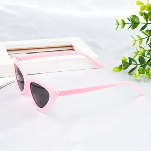 Occhiali da sole cat-eye rosa con lenti triangolari per fotografia di moda 9788
