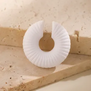 Dettaglio macro che mostra il motivo a coste di questo ear cuff bianco opaco