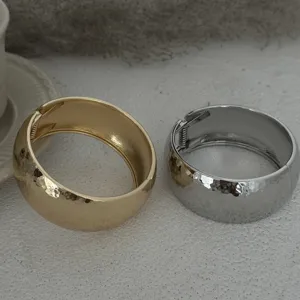 Modische breite gehämmerte Gold- und Silber-Metall-Armreifen mit Scharnier für Damen