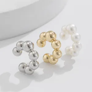 Elegante set di ear cuff a sfere in oro, argento e perla per orecchi non forati.