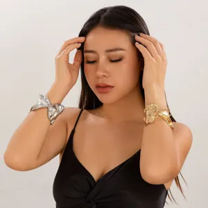Brazalete de metal plisado exagerado con diseño irregular de alta gama para mujer