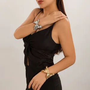 Elegante brazalete metálico irregular con pliegues exagerados en oro y plata para mujer