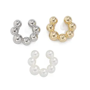 Elegante set di ear cuff a cerchio con perle in argento, oro e madreperla bianca.