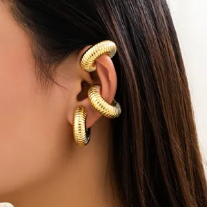 Eleganti ear cuff dorati a coste con un design a strisce per orecchie senza buco.