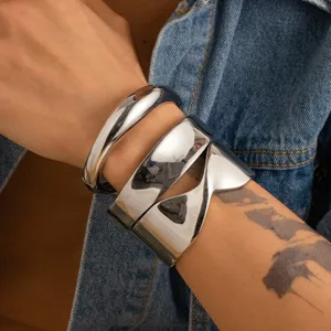 Stilvolle, unregelmäßige Metallarmreifen im Hip-Hop-Stil für Männer in Silberoptik