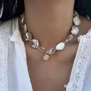 Detailaufnahme der barocken Perlenkette mit einem goldenen Muschel-Anhänger