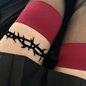 Gothic black thorn pattern thigh chain garter for women with a detailed close-up view