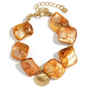 Boho-Armband mit orangefarbenen Muschelscheiben und einem goldenen Muschelanhänger