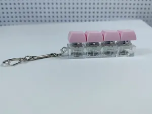 Portachiavi antistress con quattro interruttori meccanici e tasti rosa coordinati