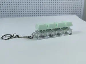 Primo piano di un portachiavi fidget a 4 tasti meccanici con copritasti verde menta