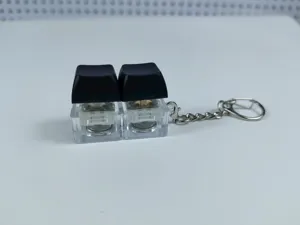 Κοντινό πλάνο μπρελόκ παιχνιδιού με διπλό μηχανικό διακόπτη και μαύρα πλήκτρα