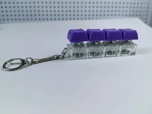 Dettaglio laterale di un portachiavi a 4 tasti meccanici con copritasti viola