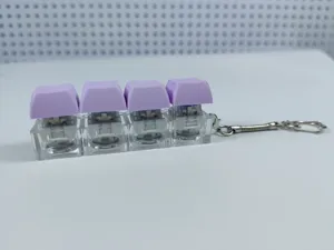 Dettaglio portachiavi a 4 tasti meccanici con copritasti viola per la decompressione