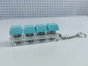 Vista dettagliata del portachiavi antistress con quattro tasti meccanici azzurri opachi