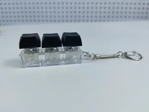 Λεπτομερές κοντινό πλάνο ενός μίνι μπρελόκ μηχανικού πληκτρολογίου με 3 πλήκτρα.