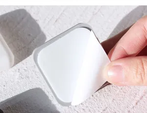 Vista dettagliata del cuscinetto antiurto in silicone quadrato con rimozione del supporto.