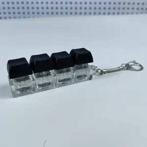 Dettaglio del portachiavi fidget con 4 tasti meccanici luminosi e copritasti neri