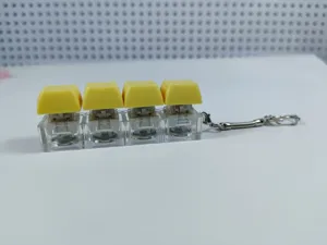 Dettaglio laterale di un portachiavi antistress a 4 tasti con tasti gialli e interruttori