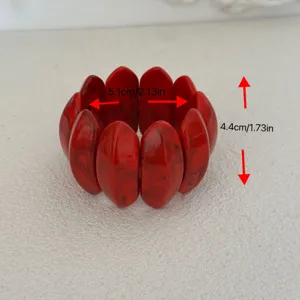 Detailansicht eines roten Acryl-Armbands mit Maßen von 5,1 cm Durchmesser und 4,4 cm Höhe