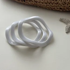Set weißer unregelmäßiger Harz-Armreifen mit glatter Oberfläche für einen minimalistischen Look
