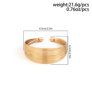 Dettaglio bracciale rigido dorato a più strati con misura 6,5cm e peso 21,6g.