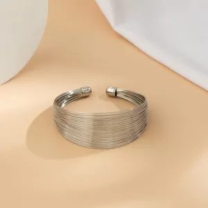 Dettaglio del bracciale rigido a strati argento dal design minimalista ed elegante